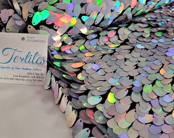 Lentejuelas de lágrima ovaladas plateadas con holograma iridiscente en malla - Tela de lentejuelas de sirena vendida cortada a medida