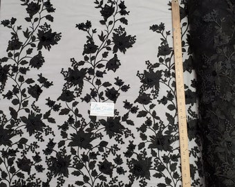 Schwarze Florale Stickerei mit 3D Satinblüten & Perlen auf Mesh-Prom Hochzeitsstoff - "Die Prinzessinnenspitze"