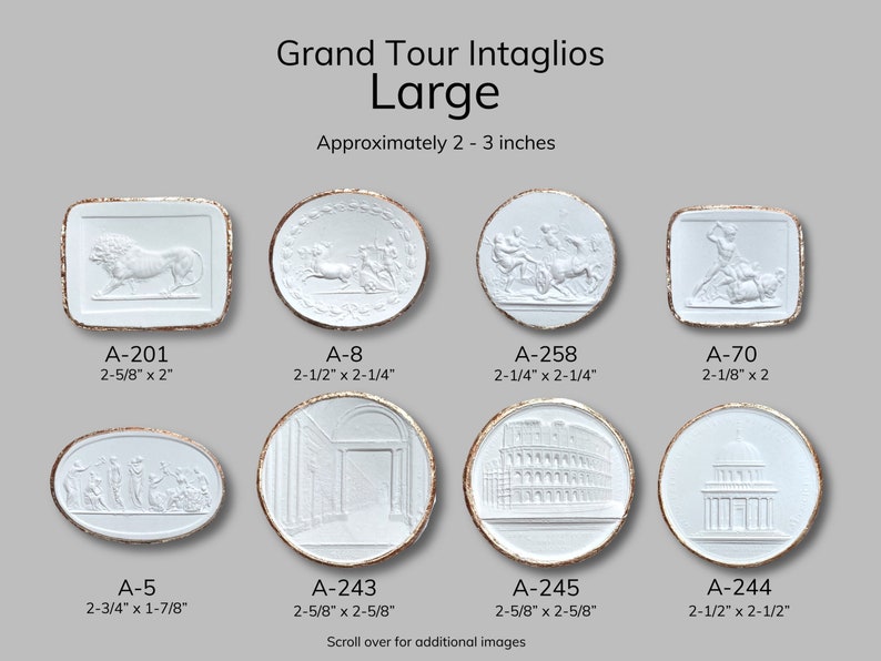 Op de afbeelding: Acht witte keramische Grand Tour-intailles, elk met een ander ontwerp, ongeveer 5 tot 7,5 cm groot. De ontwerpen omvatten een leeuw, een wagen, een Romeins Colosseum en een gebouw. De intailles zijn gemarkeerd met hun grootte en een letter- en nummercode.