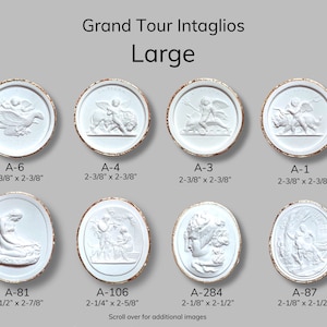 Op de afbeelding: Acht witte ronde en ovale keramische plaquettes met een gouden rand. Elke plaquette heeft een ander reli&euml;fdesign van een mythologische sc&egrave;ne. De plaquettes zijn gelabeld met een letter en een nummer, bijvoorbeeld A-6, A-4, A-3, A-1, A-81, A-106, A-284 en A-87. De plaquettes zijn ongeveer 6,0 cm in diameter.