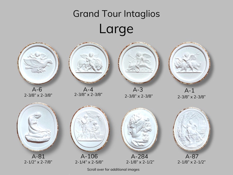 Op de afbeelding: Acht witte ronde en ovale keramische plaquettes met een gouden rand. Elke plaquette heeft een ander reli&euml;fdesign van een mythologische sc&egrave;ne. De plaquettes zijn gelabeld met een letter en een nummer, bijvoorbeeld A-6, A-4, A-3, A-1, A-81, A-106, A-284 en A-87. De plaquettes zijn ongeveer 6,0 cm in diameter.