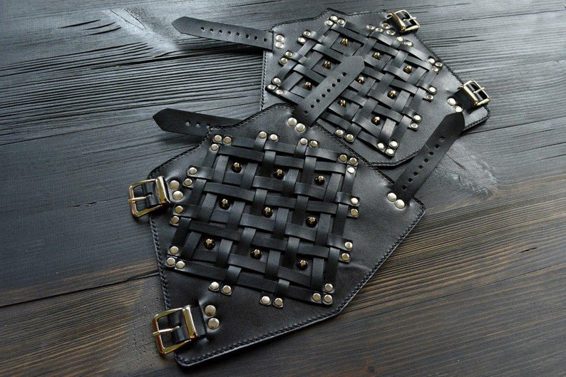 HiiFeuer Mittelalter Armschienen - Geprägte Leder-Armschützer Für LARP & Cosplay