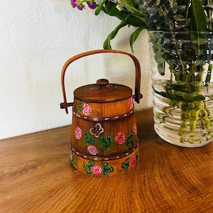 Basketville Hard Wood floral Painted Barrel Putney Vermont Lidded bumble bee detail