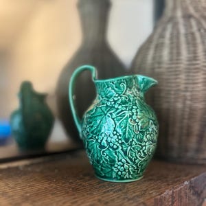 Wedgwood, majolica, groene druiven en bladeren, kleine keramische kan, wedgwood-kan van etrurië en barlaston