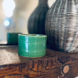 Bol Over and Back en poterie jaune de 3,5 po. d de 3,5 po., marque de voilier vert sauge