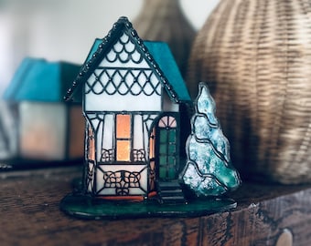 Vitrales iridiscentes en casas victorianas. Portavelas para velas pequeñas.