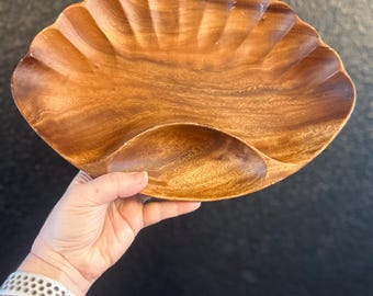 Monkey pod uit het midden van de eeuw gesneden schelpdierschaal met houtsnippers en dipschaal Tiki-schelpontwerp 12" breed