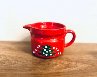 Jarra pequeña para crema Waechtersbach 1411 con diseño de árbol de Navidad, glaseado rojo, 177 ml (6 oz).