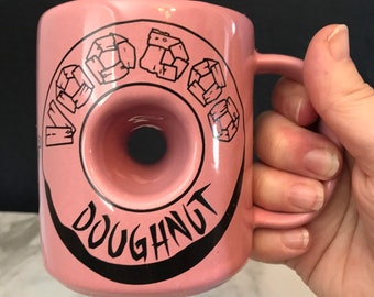Voodoo donut roze mok VS retro-stijl keramisch gat in midden