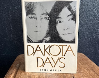 ジョン レノンの1日1日を克明に追った洋書、もの凄い情報量です。 ジョン レノンの1日1日を克明に追った洋書、もの凄い情報量です