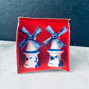 Delft Blue hand-painted windmill SALT & PEPPER shakers in box Dutch holland