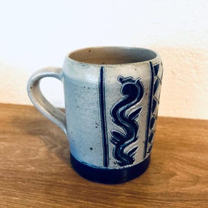 Taza de gres alemán vidriado con sal, estampada en la base.