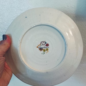 Op de afbeelding: Een set van drie keramische vazen in verschillende hoogtes en vormen. De vazen zijn geglazuurd in een matte witte afwerking, wat een minimalistische esthetiek biedt. De hoogste vaas is ongeveer 25 cm hoog.