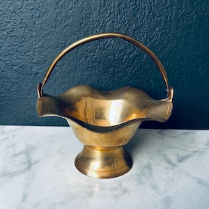 Brass Ruffled Edge Handled Basket Serving Bowl 6.5” h