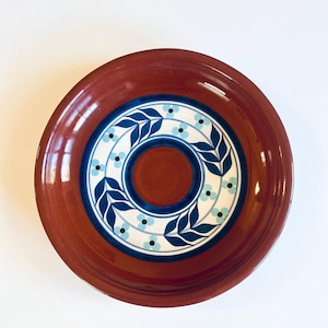 Blå blommig serveringsfat 30 cm, signerad, Redware Pottery