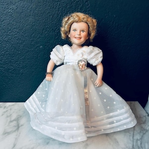 Muñeca Shirley Temple Elka Hutchers con parte superior rizada y soporte de 10&quot; de alto