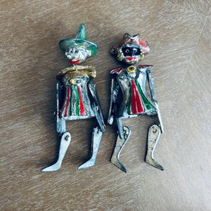 Par articulado de figuras de payaso bufón arlequín de metal esmaltado y plateado italiano, juguetes de carnaval, Italia