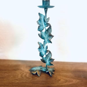 Candelabro de latón con pátina estilo verdigris, diseño de hojas de hiedra, 25,4 cm de alto, abertura para vela de 2,5 cm, estilo Hollywood Regency.