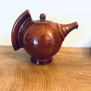Art déco-stil keramik tekanna brun glaserad modern unik linjer sällsynt fynd