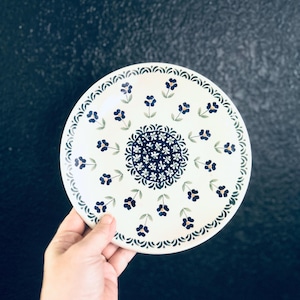 Prato de cerâmica polonesa fabricado em Boleslawiec, 21,5 cm de diâmetro, com estampa floral.