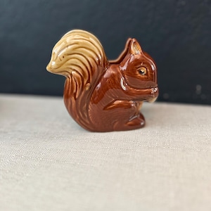 Porta tovaglioli scoiattolo anni '70/ Scoiattolo marrone in ceramica lucida con porta tovaglioli ghianda/ Boho/ Cottagecore/ Decorazione autunnale