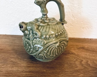 Teiera cinese a flusso inverso in porcellana celadon di Yaozhou, modello Cadogan, con decorazione a leone Foo.