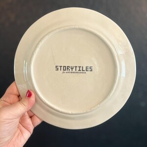 Plato decorativo Anthropologie Narrative Dessert Story con diseño de cebra de 8,25 pulgadas. imagen 4