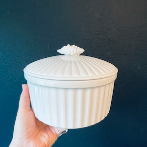 1960&#39;s Arabia Finland Lidded White Casserole Shell Handle  8.5”