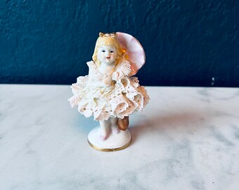 Figurine de poupée rose en dentelle de Dresde irlandaise, Deirdre avec parasol, 3,5 po. de haut, porcelaine d'Irlande