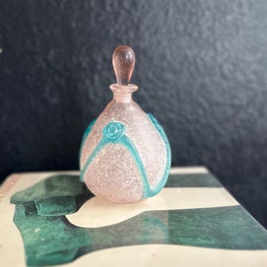 matglas Act roze met blauwgroen gedrapeerde accenten kunstglazen parfumflesje met stop 80s
