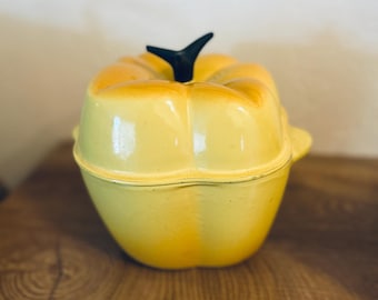 Le Creuset Green Yellow Paprika Cocotte, olla de hierro fundido esmaltado de 7 libras, Francia. DEFECTO (ver fotos).