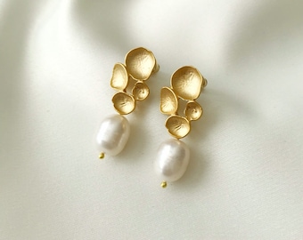 Pearl Drop Earrings/ Bridal Jewelry/ Wedding Earrings/ Bridal Earrings Pearl/ Pearl Dangle Earrings /Gold Plated Brass Pearl Earrings