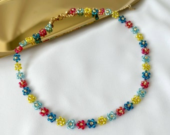 Dainty flower necklace, seed bead necklace, daisy flower necklace beaded necklace, soft colors daisy necklace, summer necklace