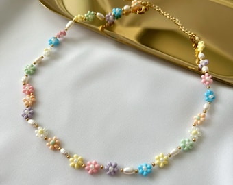 Dainty cute flower necklace daisy flower necklace beaded pearl necklace, freshwater pearl necklace, soft colors beaded daisy summer necklace