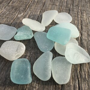 15 weisse und aquafarbene Ostseeglas Stücke in Juwelierqualität