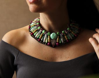 Collar bordado con piedras naturales y cuentas.
