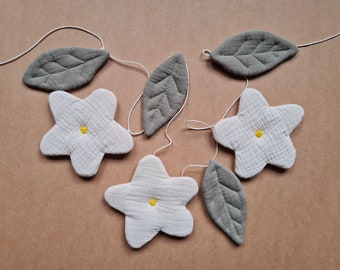 Garland daisies made of muslin / daisy