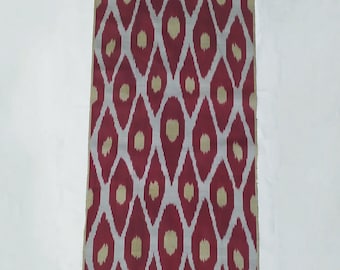 Sangriarött uzbekiskt sidenbomullsikattyg, klädsel, handvävstol, klädikattyg, sömnadstyg, ikat heminredning, ikat inredning