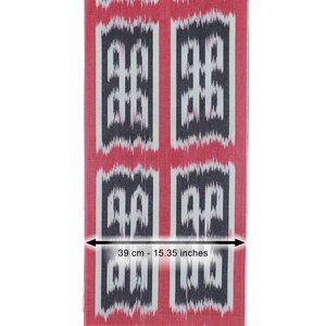 Può includere: Tessuto rosso con un motivo geometrico bianco e nero. Il tessuto è largo 39 cm.