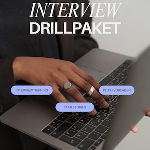 Peut inclure: Une personne utilise un ordinateur portable avec le texte "INTERVIEW DRILLPAKET" en blanc. L'écran de l'ordinateur portable est ouvert, et les mains de la personne sont visibles, avec des bagues aux doigts. L'image comprend des boutons bleus avec le texte : "INTERVIEWTRAINING", "STAR STORIES", et "PITCH VORLAGEN".