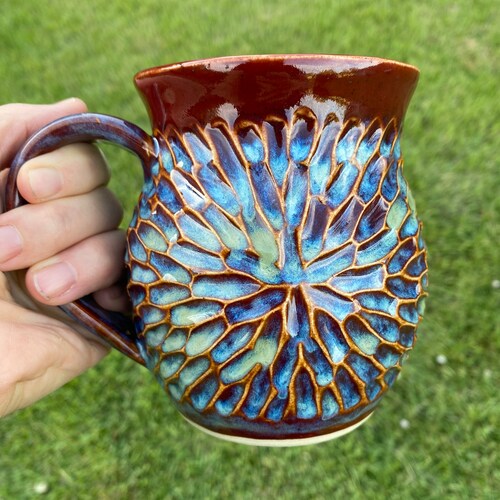 Mug en poterie fait main : tasse à café en céramique sculptée, rouge et multicolore - 14/20 oz