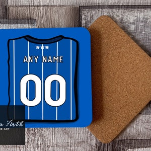 Personalisierte Ipswich Themen Untersetzer Anpassbares Original Hand gezeichnetes Kunstwerk 24/25 | Fußball Geschenke | Weihnachtsgeschenk | Geburtstagsgeschenk