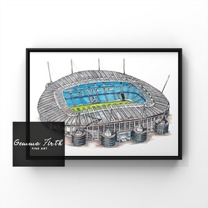 Può includere: Un'illustrazione in bianco e nero di un grande stadio con un campo blu e verde. Lo stadio è disegnato in uno stile realistico con dettagli come le tribune, il tetto e le luci.