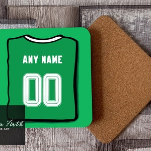 Pode incluir: Copo de apoio de camisola desportiva personalizada verde e branca com o texto "ANY NAME" e o número "00".