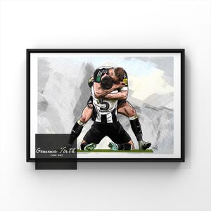 Puede incluir: Una ilustración en blanco y negro de dos jugadores de fútbol celebrando un gol. El jugador en primer plano lleva una camiseta blanca y negra con el número 5. El jugador en el fondo lleva una camiseta blanca y negra con el número 10. La ilustración está sobre un fondo blanco con un efecto texturizado.