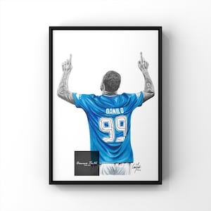 Puede incluir: Un dibujo en blanco y negro de un jugador de fútbol que lleva una camiseta azul con el número 99 y el nombre "DANILO" en la espalda. El jugador levanta ambos brazos en el aire, celebrando un gol.
