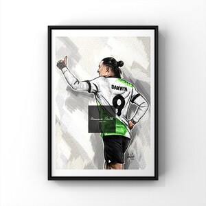 Op de afbeelding: Een digitale schildering van een voetballer die een wit en groen shirt draagt met nummer 9 en de naam "DARWIN" op de rug. De speler geeft een duim omhoog en heeft een vastberaden uitdrukking op zijn gezicht.