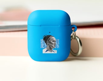 Funda de goma para AirPods® con dibujo inspirado en el fútbol femenino de Lucy Bronze