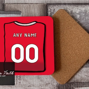 Personalisierte M U Themen Untersetzer Anpassbares Original Hand gezeichnetes Kunstwerk 24/25 | Fußball Geschenke | Weihnachtsgeschenk | Geburtstagsgeschenk