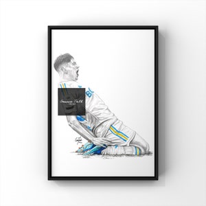 Puede incluir: Un dibujo en blanco y negro de un jugador de fútbol celebrando un gol. El jugador lleva una camiseta blanca con detalles azules y amarillos. El jugador está de rodillas con los brazos en alto. El dibujo está firmado por la artista, Gemma Tuth.